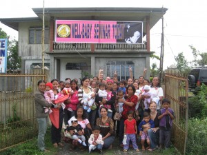 Group of mothers and babies outside the Tabuk clinic